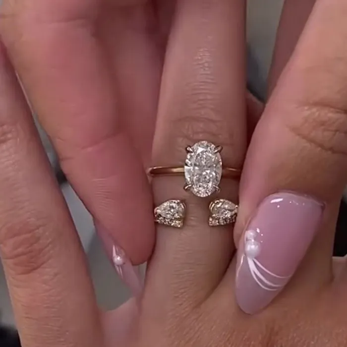 shine of diamond Rings 2 Pcs Elegant Oval Cut Golden Tone Bridal Set