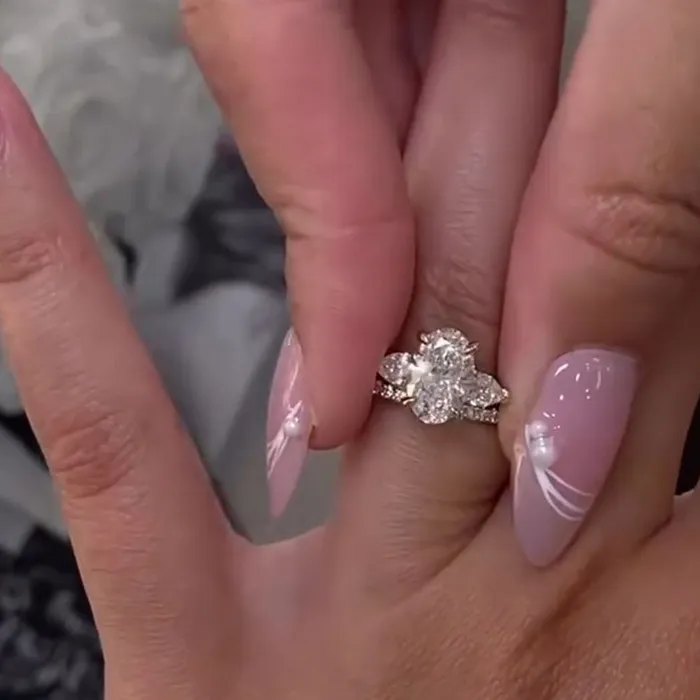 shine of diamond Rings 2 Pcs Elegant Oval Cut Golden Tone Bridal Set